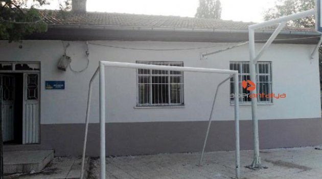 Öğretmenler, okulu boyayıp eksikleri giderdi