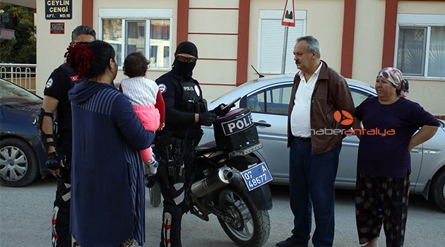 Oğullarının gasp ettiği taksiciyi şikayetçi olması için ikna ettiler