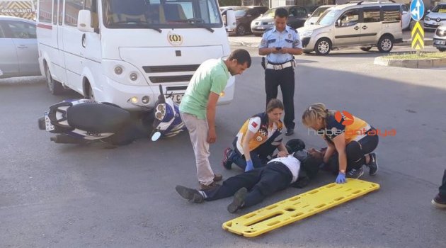 Okul servisi motosiklete çarptı: 1 yaralı