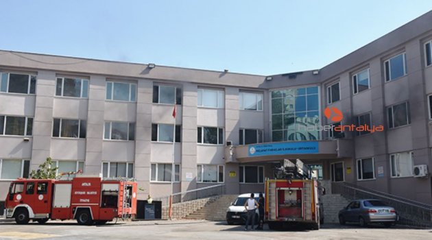 Okulda klima ünitesinden yangın çıktı