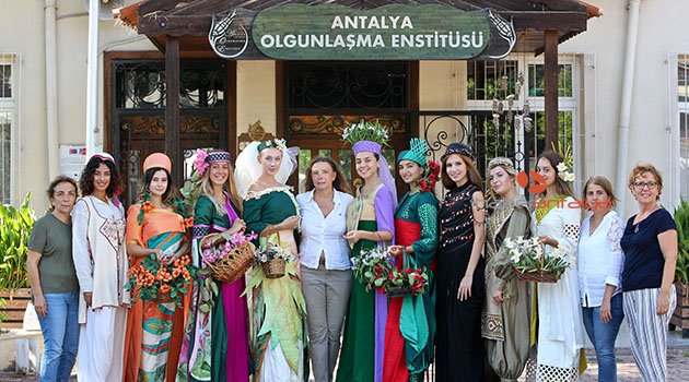 Olgunlaşma'nın elbise koleksiyonuna tam not