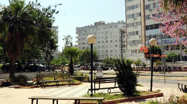ÖNÜNDE ŞÜPHELİ PAKET