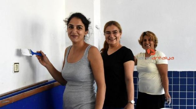 Örnek veliler! Sınıfları boyayıp eksikleri tamamladılar