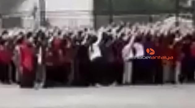 Ortaokul öğrencilerinin 'Asker Duası' şiiri tartışması