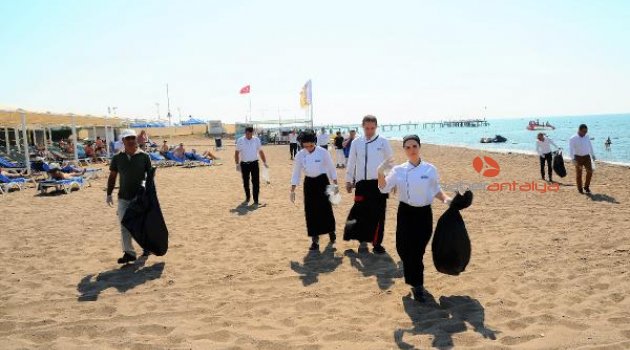 Otel çalışanları çevre temizliği yaptı
