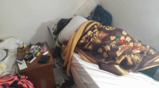 Otel odasında başına poşet geçirilmiş halde ölü bulundu