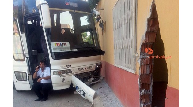 Otobüs önce eve sonra çocuk parkına girdi