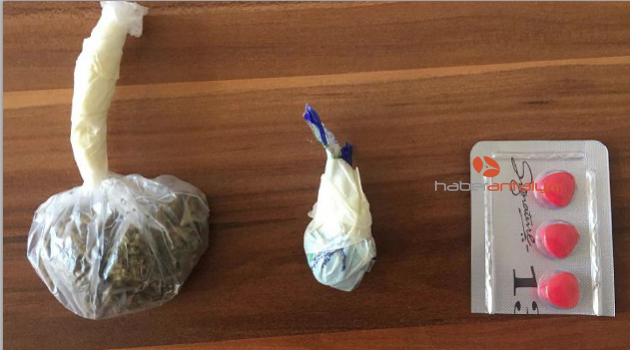 Otobüsteki yolcunun üzerinden uyuşturucu çıktı
