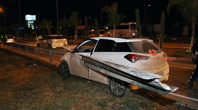 Otomobil bariyere saplandı, sürücü yaralandı