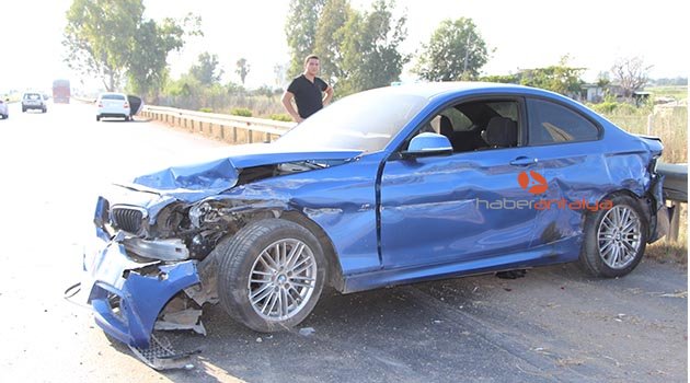 Otomobil bariyerlere çarptı, kimsenin burnu bile kanamadı