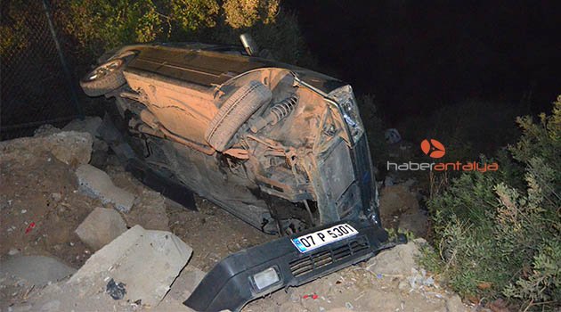 Otomobil, falezlerde asılı kaldı