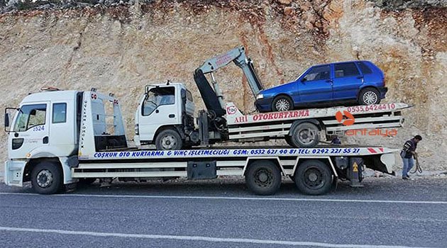 Otomobil için gelen çekici de arızalanınca ikisini de yüklendi