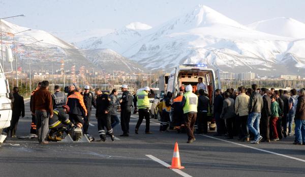  Otomobil Kamyonun Altına Girdi: 5 Yaralı