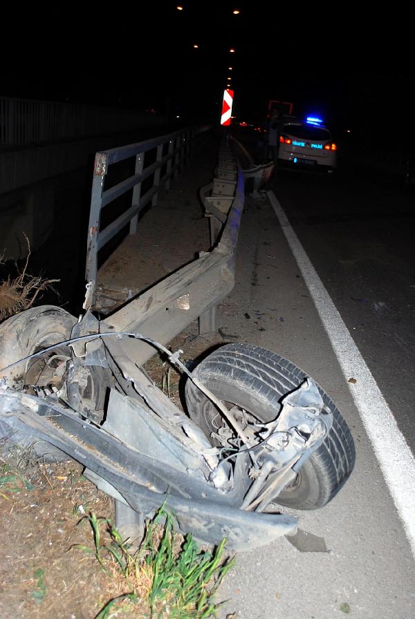 Otomobil Köprüden Rayların Üzerine Düştü: 1 Yaralı