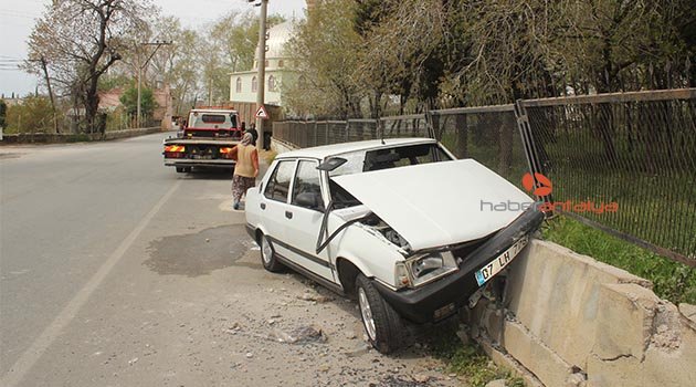 Otomobil mezarlık duvarına çarptı: 1 yaralı