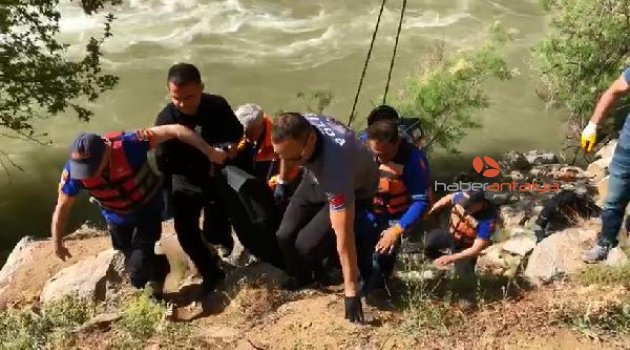 Otomobil nehre uçtu: 2 ölü, 1 kayıp