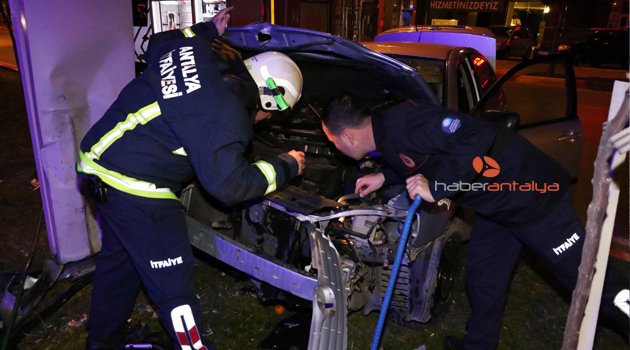 OTOMOBİL REKLAM TABELASINA ÇARPTI: 2 YARALI