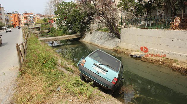 Otomobil sulama kanalına uçtu