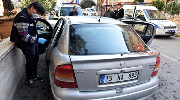OTOMOBİLİN CAMINI PATLATIP 24 BİN LİRA ÇALDILAR