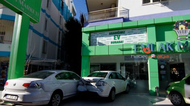Otomobilin çarptığı park halindeki araç dükkana girdi