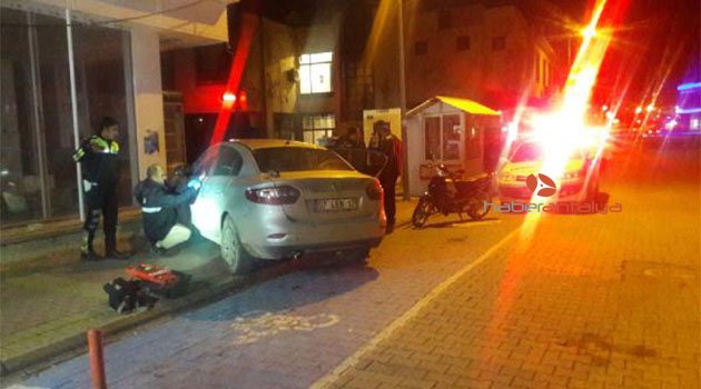 Otomobiliyle önce polis aracına sonra duvara çarpıp kaçtı