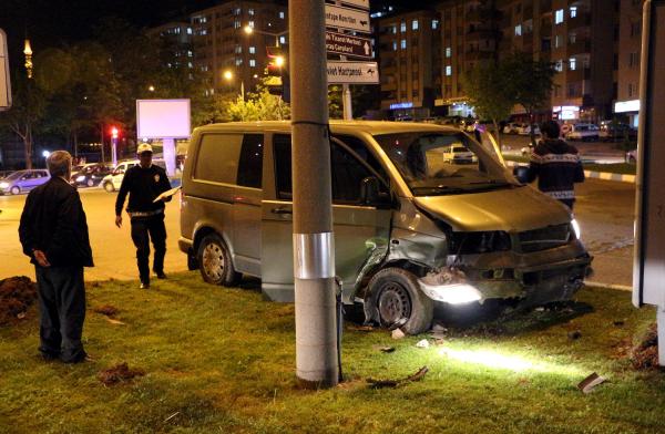 Otomobille Çarpışan Minibüs Orta Refüje Çıktı
