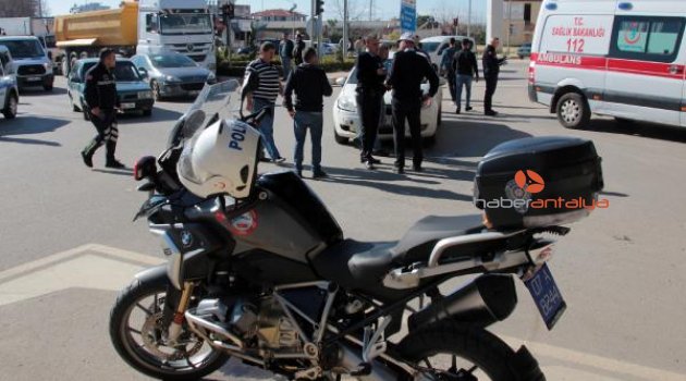 Otomobille çarpışan motosikletli polis memurları yaralandı