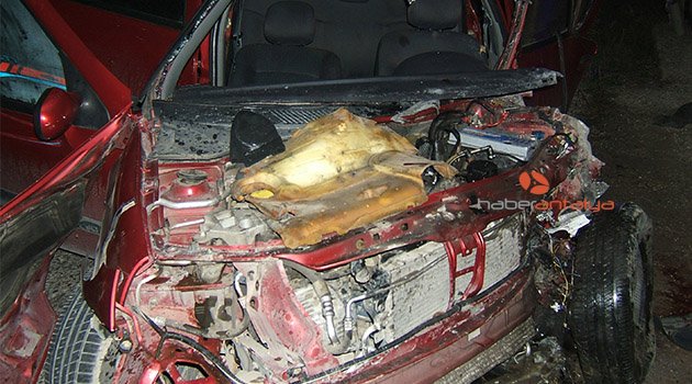 Otomobille minibüs kafa kafaya çarpıştı: 1 ölü, 8 yaralı