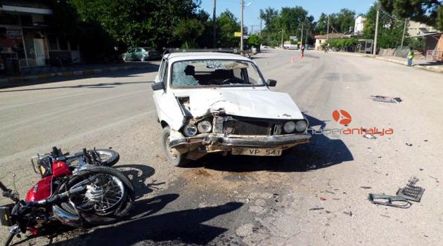 Otomobille motosiklet çarpıştı: 1'i ağır 2 yaralı