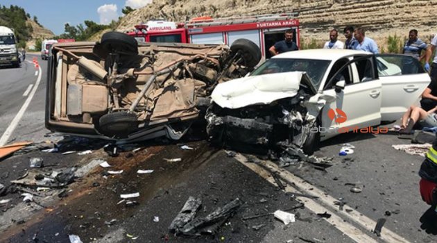 Otomobiller kafa kafaya çarpıştı: 3 ölü, 4 yaralı