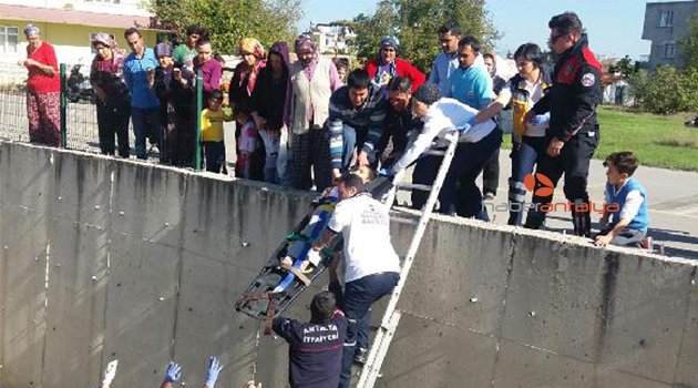 Oynarken dereye düşen çocuk yaralandı