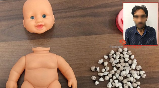 Oyuncak bebeğin içine bakan polis şaşkına döndü
