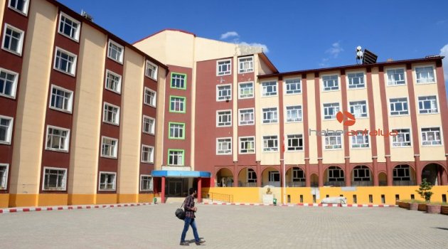 Oyuncak tabanca müdür yardımcısının başına iş açtı