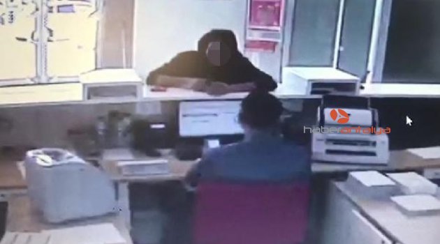 Oyuncak tabancayla banka soymaya kalkıştı, eşi ciddiye almadı