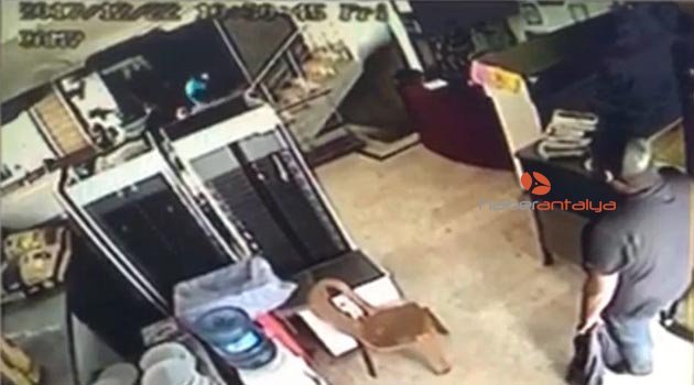 Paket servisçinin dehşetinden kurtulmak için buzhaneye sığındılar