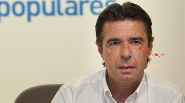 PANAMA BELGELERİ’NE ADI KARIŞAN BAKAN İSTİFA ETTİ