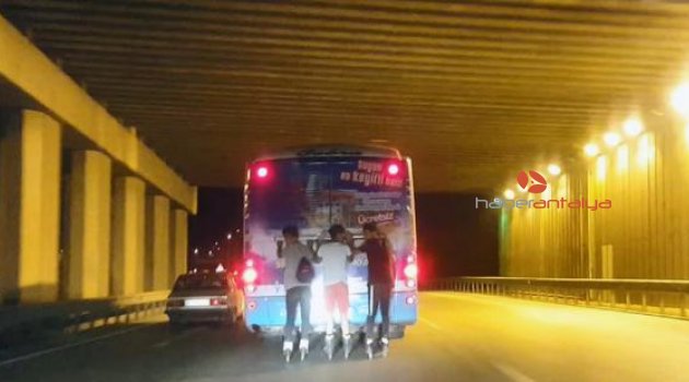 Patenli gençlerin otobüsün arkasında tehlikeli yolculuğu