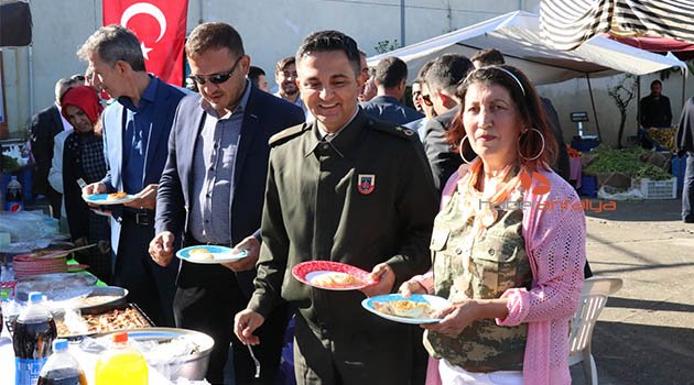 Pazarcı kadın Mehmetçik yararına kermes düzenledi