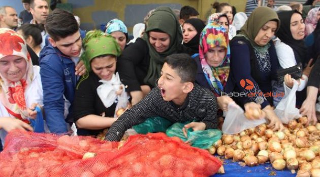 Pazarın tamamını satın aldı, vatandaşa bedava dağıttı