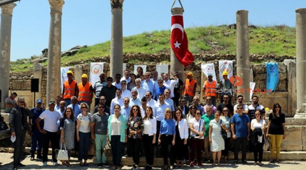Perge’de sütunlar ayağa kaldırılıyor