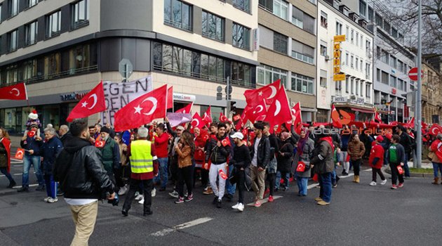 PKK’LI HAİNLER 'TERÖRE KARŞI BİRLİK' MİTİNGİNE SALDIRDI