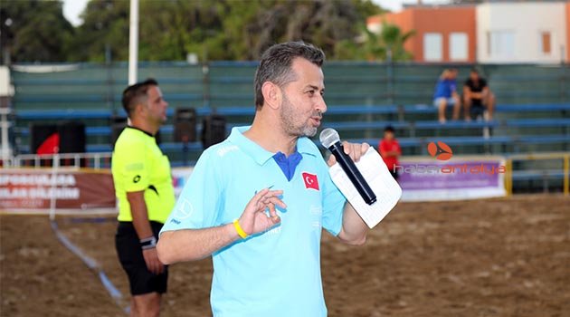 'Plaj futbolunun susmayan adamı'
