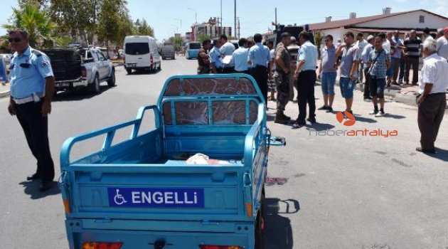 Polis aracı engelli aracıyla çarpıştı: 2 ağır yaralı