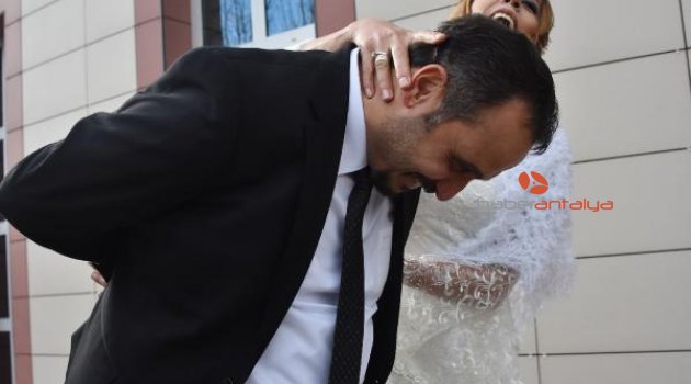 Polis gelin, meslektaşı damadı kelepçeyle nikah masasına oturttu