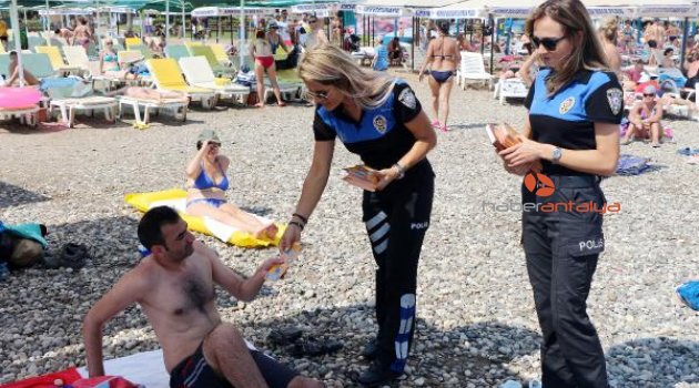 Polis, plajda güneşlenen turistleri bilgilendirdi