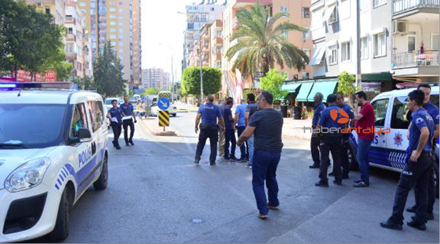 Polis, ucuz perde için kendisine saldıran müşteriyi bacağından vurdu