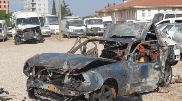 Polisin durdurduğu otomobile minibüs çarptı, çıkan yangında 2 kişi öldü