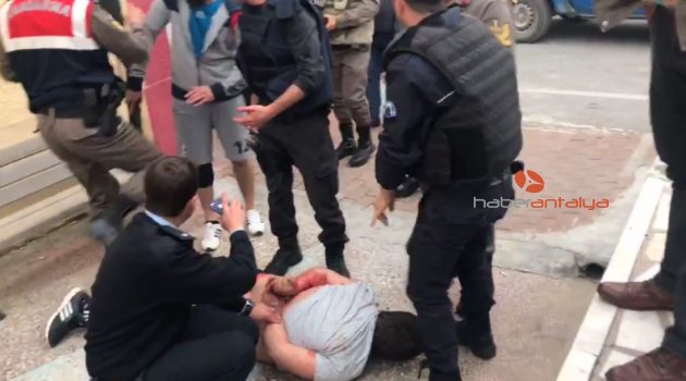Polisin ikna etmeye çalıştığı genç, av tüfeğiyle ortalığı birbirine kattı