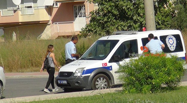Polisin takip ettiğini görünce, aracı ve kız arkadaşını bırakıp kaçtı