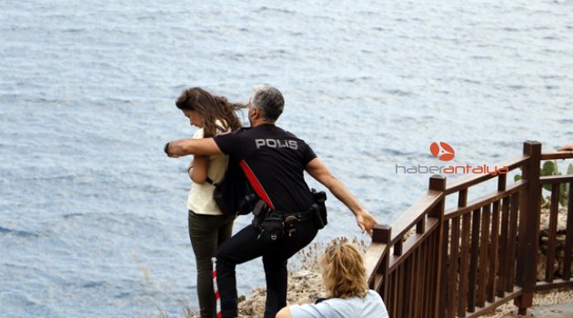 POLİSİN UZATTIĞI EL ÖLÜMDEN DÖNDÜRDÜ